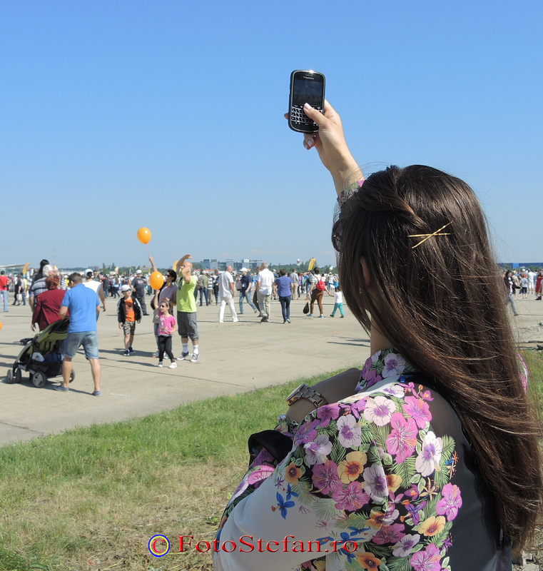 fotograf cu smartphone spectacol aerian