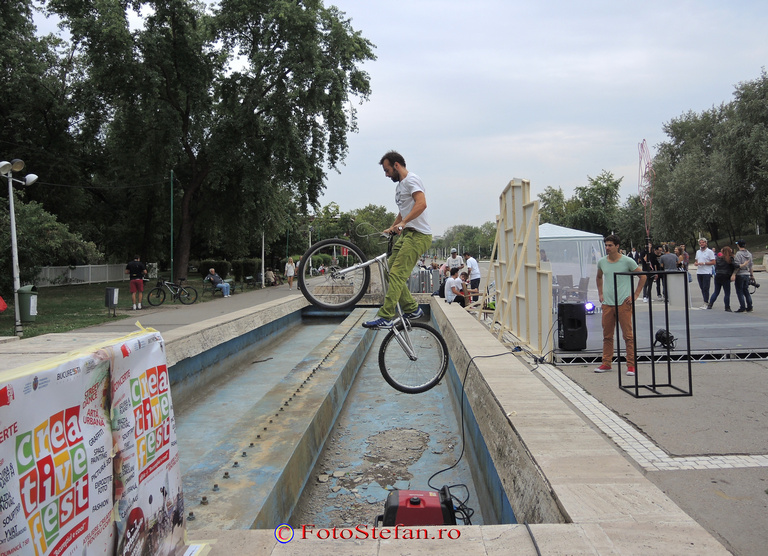 acrobatii cu bicicleta parcul tineretului