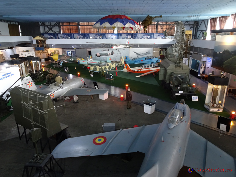 muzeul aviatiei interior hangar