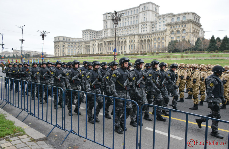 fotografii Repetiție în Piața Constituției pentru parada militară de pe 1 Decembrie 