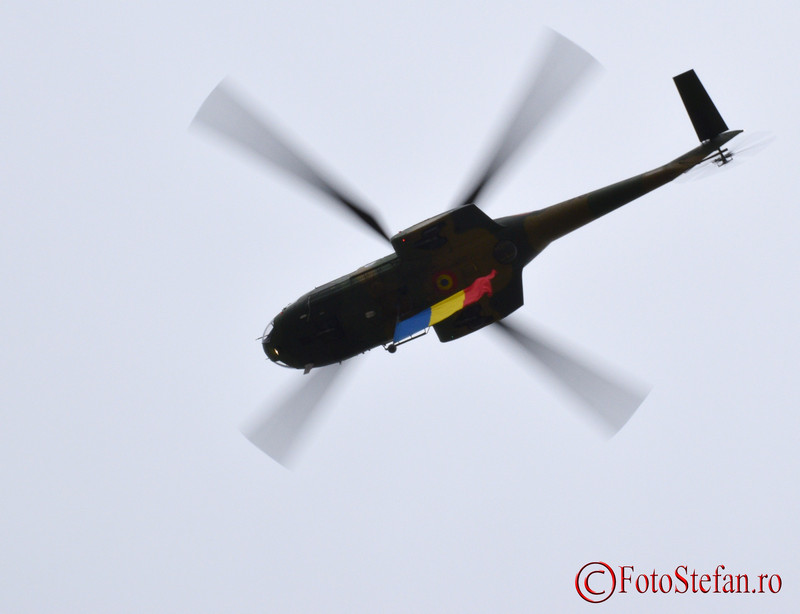 poza elicopter IAR 330 Puma cu steagul Romaniei