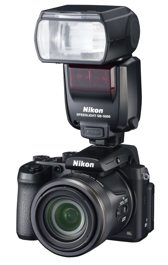 Nikon DL24-500 f/2.8-5.6 si Nikon SB5000