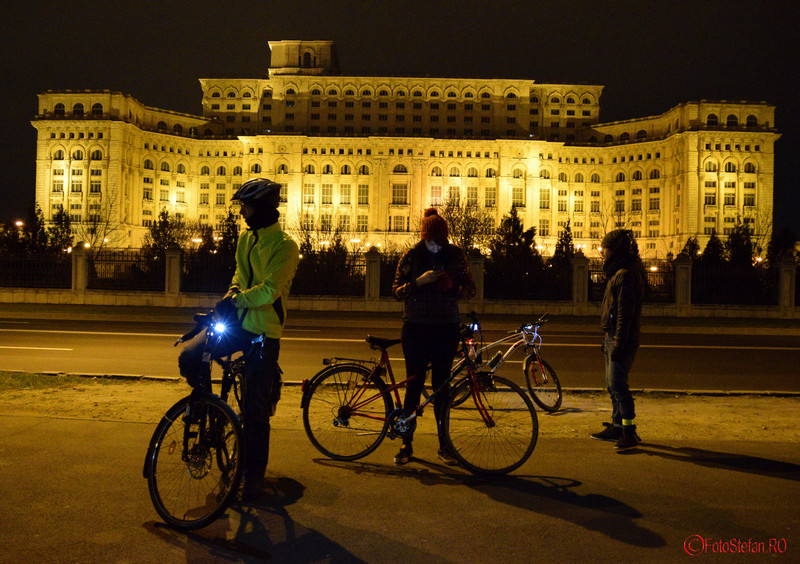 poza biciclisti palatul parlamentului bucuresti earth hour