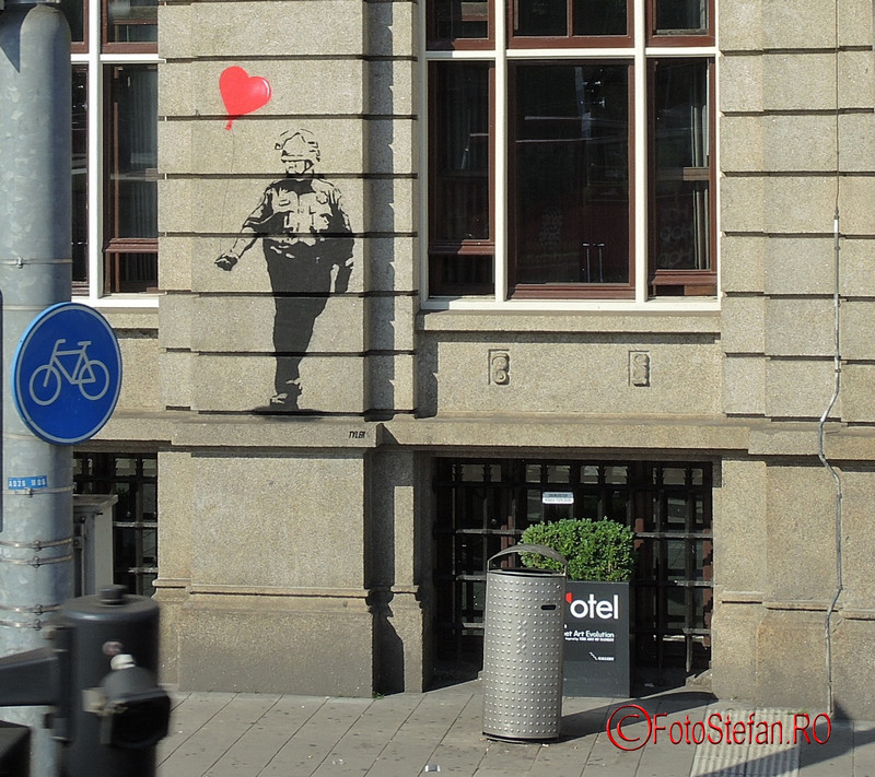 poza graffiti Banksy perete hotel art'otel Amsterdam