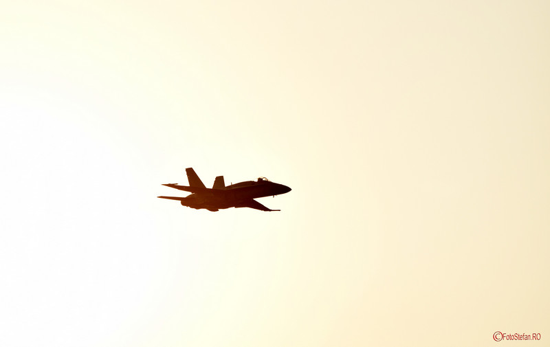 poza avion EF-18M Hornet apus aeroport aurel vlaicu bucuresti