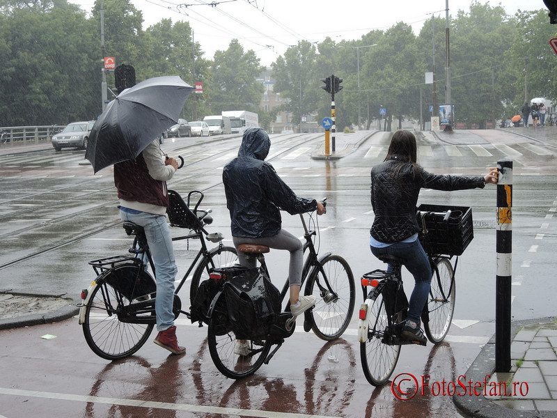 poza amsterdam biciclisti ploaie