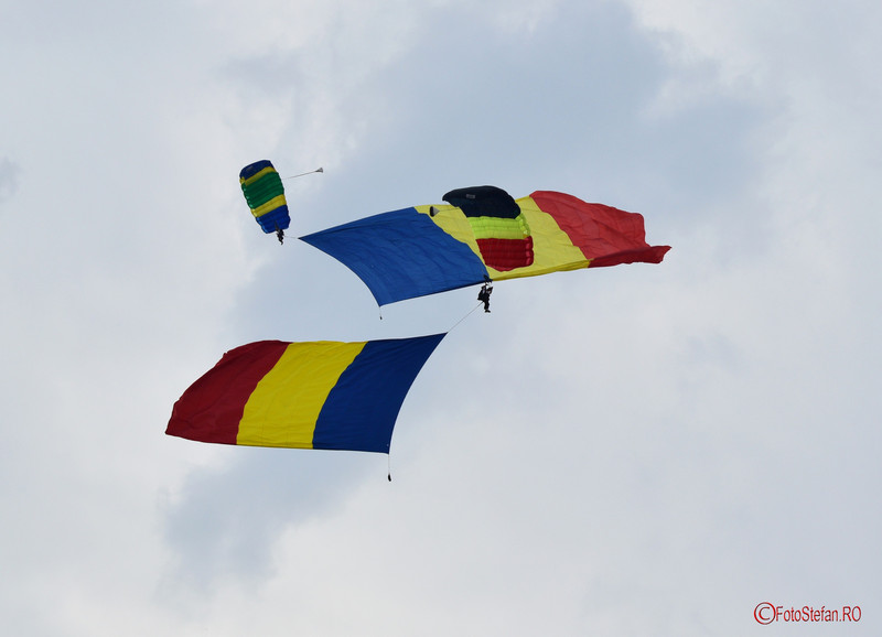 poze parasutisti steagul tricolor bias 2016