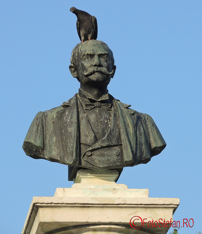 poza porumbel pe capul statuii Luigi Cazzavillan