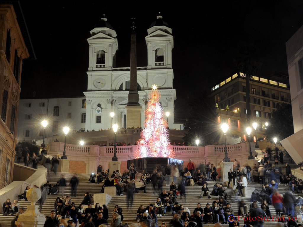 poze roma lumini craciun Piazza di Spagna Scalinata di Trinità dei Monti