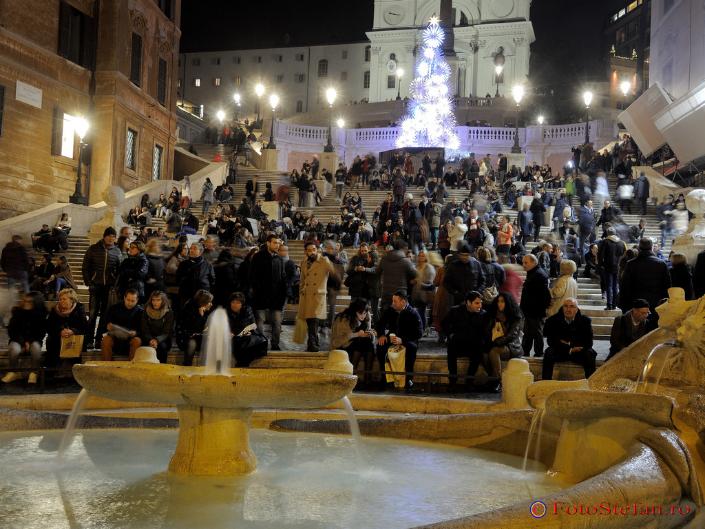 poza Fontana della Barcaccia piata Spaniei roma italia