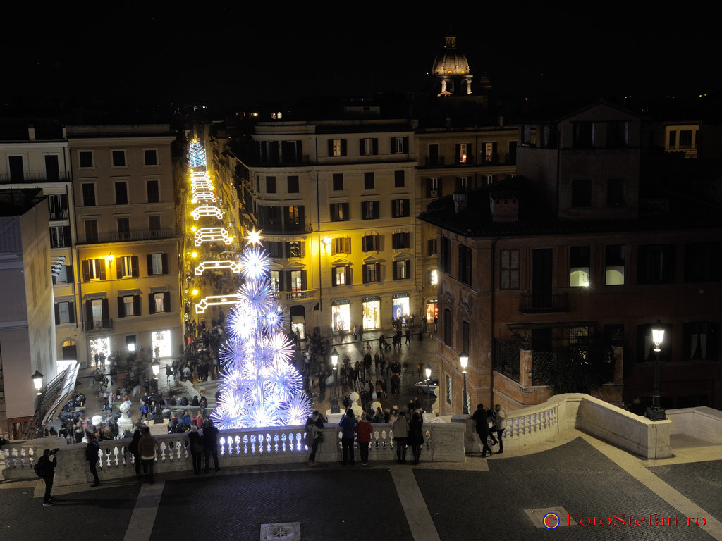 poze lumini craciun roma Piazza di Spagna Scalinata di Trinità dei Monti