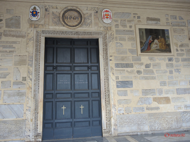 poza usa biserica santa maria in Trastevere roma