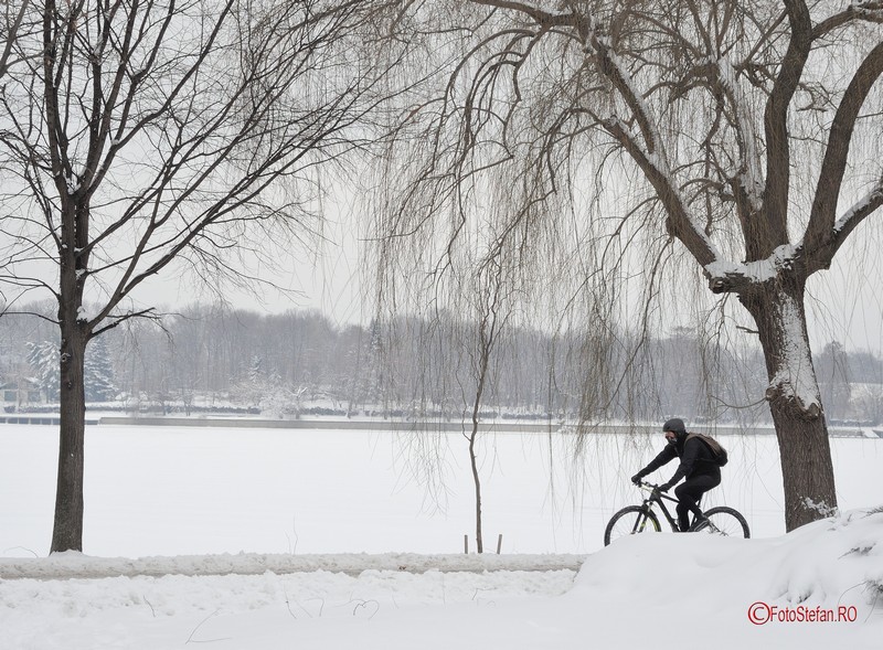 poza biciclist herastrau zapada iarna
