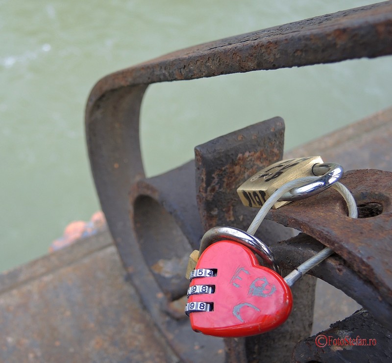 poze lacatele iubirii love locks roma italia