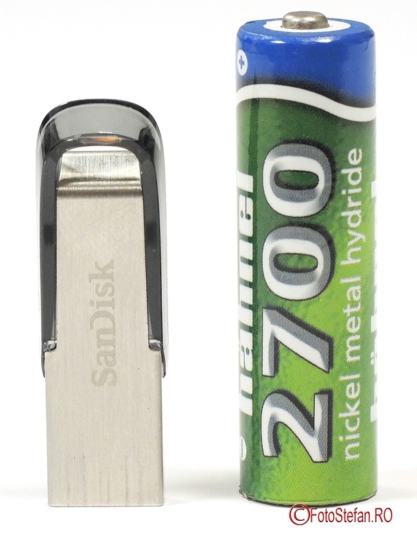 poza stick memorie SanDisk Cruzer Ultra Flair 128GB USB 3.0