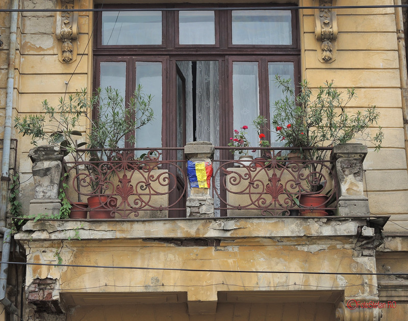 poza mic steag romanesc balcon bucuresti