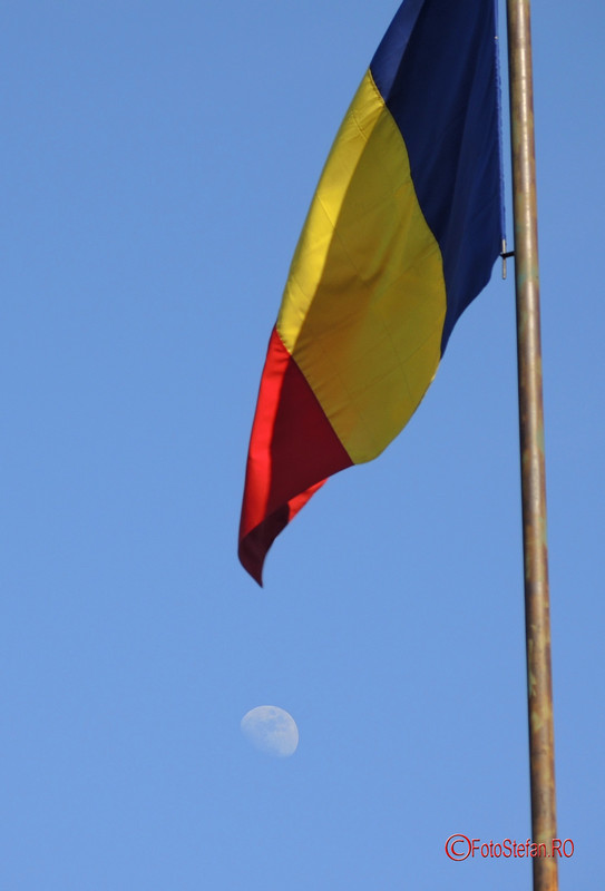 poza luna steagul tricolor romania