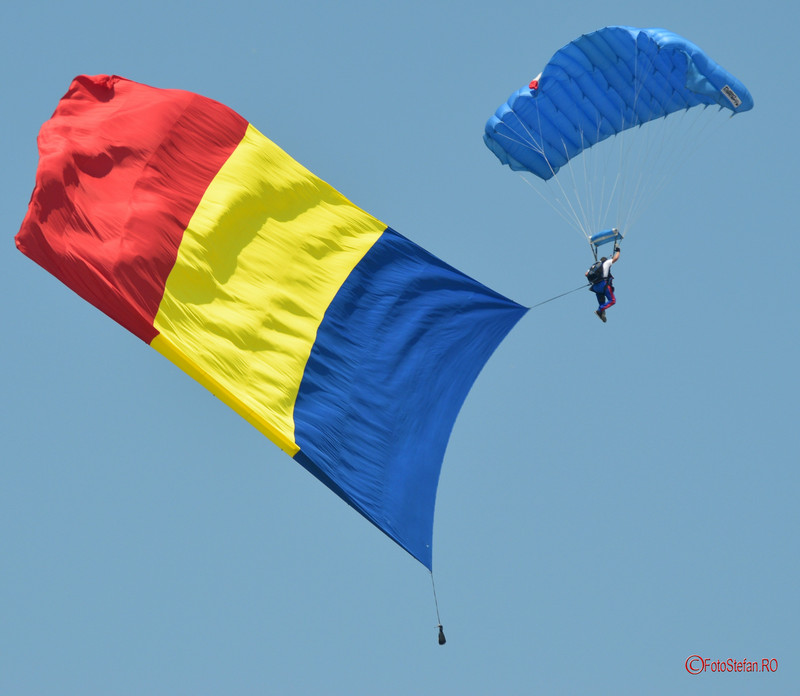 poza fotografie steagul romaniei tricolor parasutis spectacol aerian