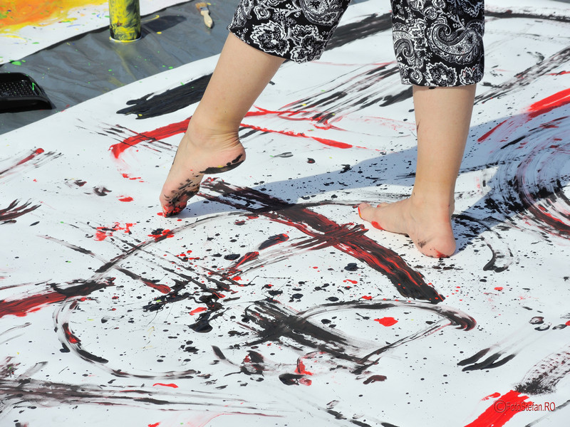 poza pictura picioare vopsele h.e.art humans embodying art Art Walk Street 2017 #AWS Piata Revolutiei Bucuresti