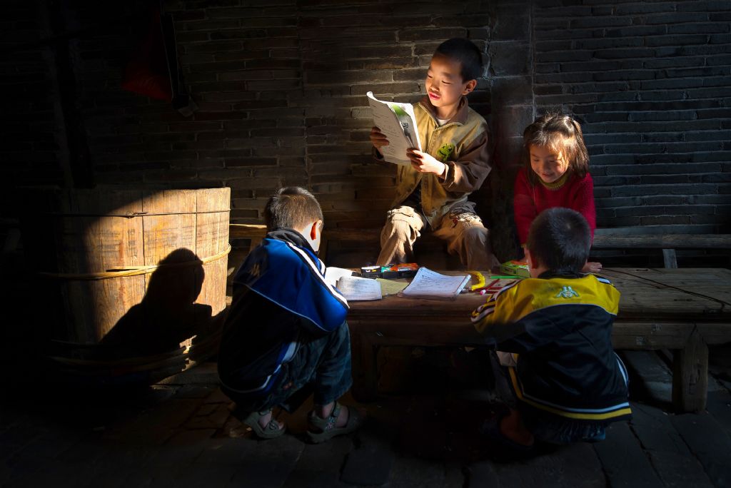 poza copii chinezi cititnd lumina Jianhui LIAO