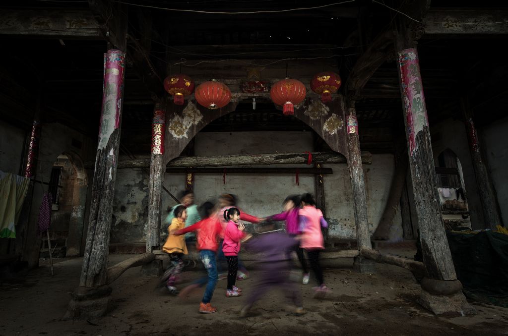 poza copii chinezi jucandu-se joaca fotograf Jianhui LIAO