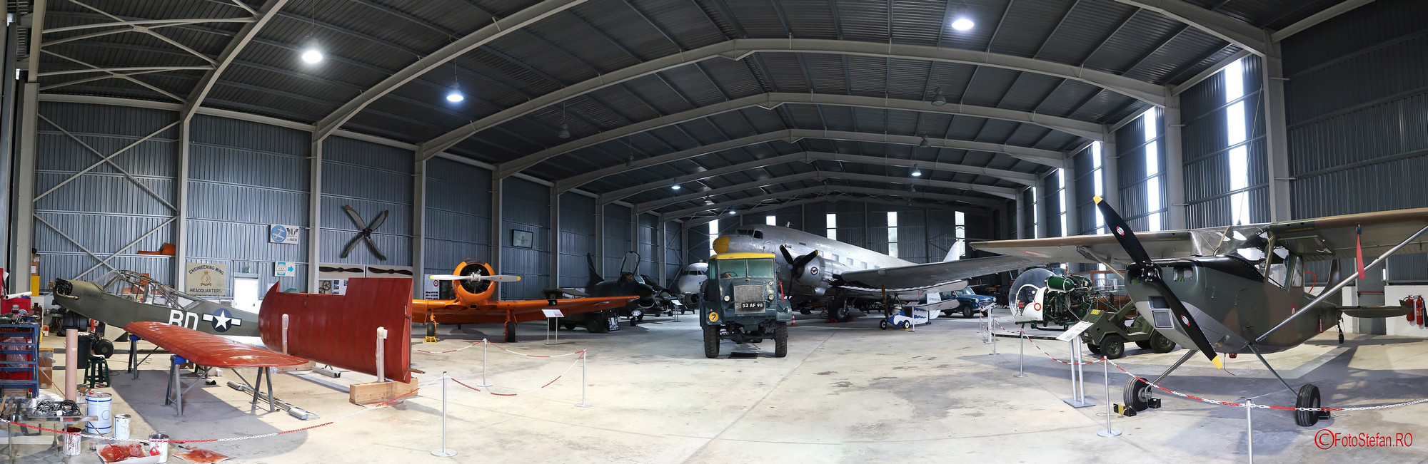 poza panoramica muzeul aviatiei malta avioane