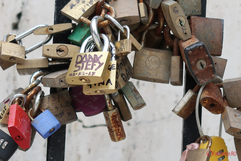 photos love locks malta love sign