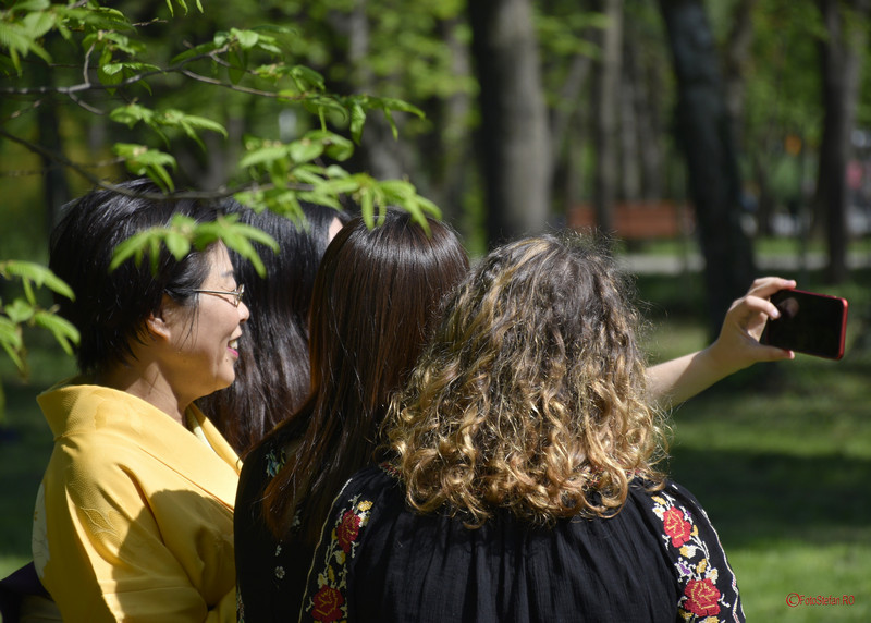 selfie grup fete gradina japoneza parcul herastrau bucuresti romania