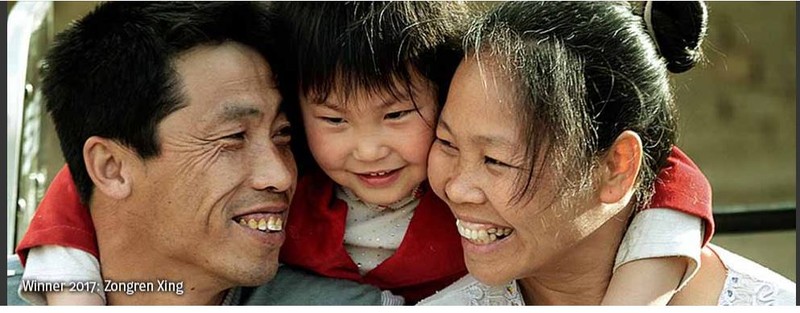 poza familie chinezi zambet oameni Zongren Xing