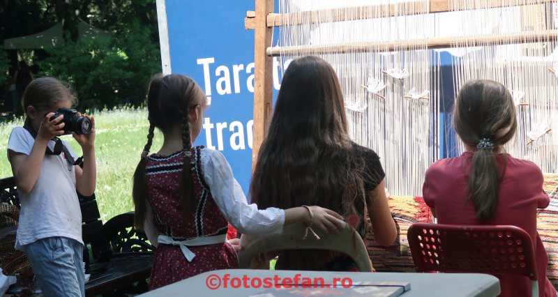 poza fetita fotograf fata razboi tesut vertical copii Ziua Europei  parcul Cismigiu Bucuresti