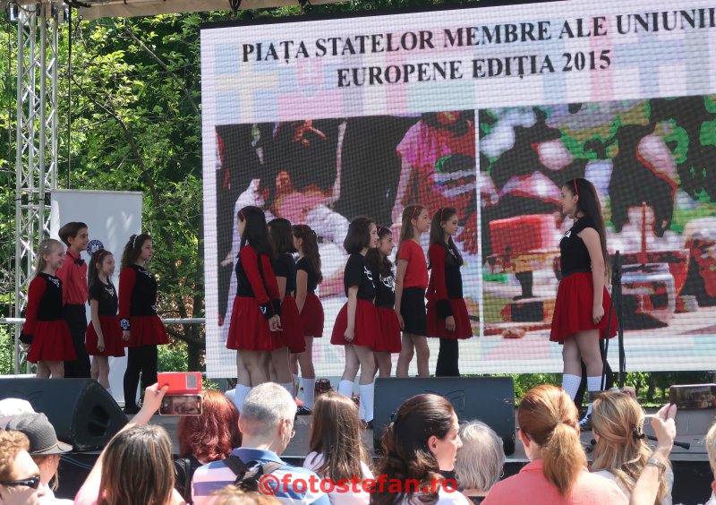 poza fete dansatoare dans irlandez Ziua Europei  parcul Cismigiu Bucuresti