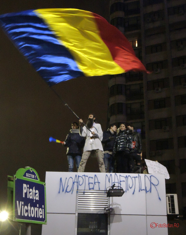 poza fotografie steagul romaniei tricolor proteste piata victoriei bucuresti