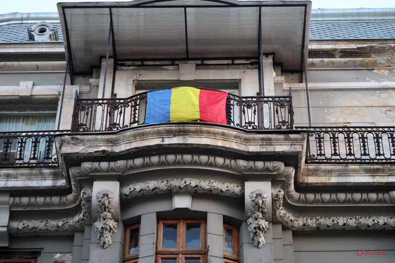 fotografie steagul romaniei drapel tricolor balcon bucuresti