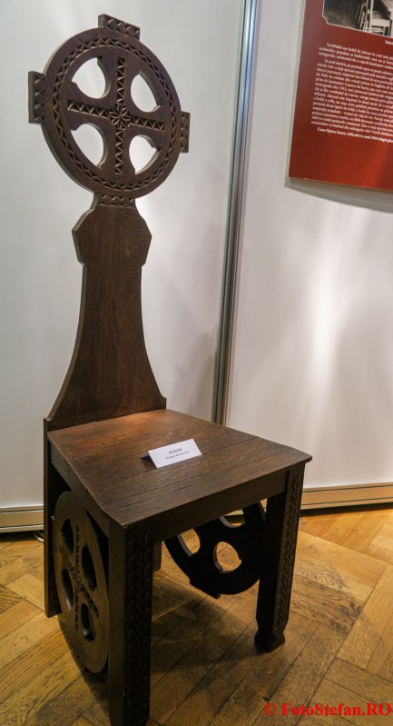 expozitie arta ambient bucurestean poza scaun sculptat sculptura