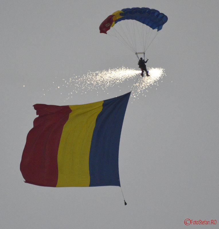 bias 2018 poze Bucharest International Airshow  parasutist artificii steagul romaniei