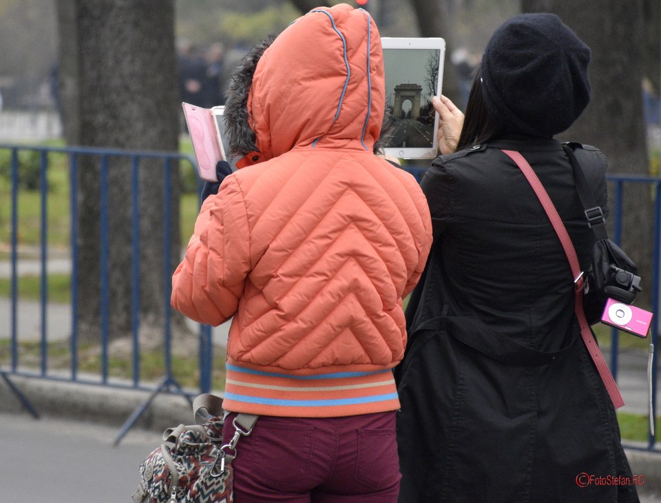 Ziua Mondiala a Fotografiei poza fete fotografiere telefon mobil tableta
