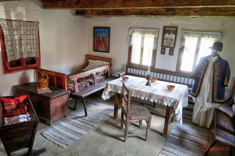 Muzeul Satului Banatean Timisoara poze casa taraneasca interior fotografii