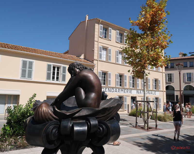 Statuie Brigitte Bardot Muzeul Jandarmeriei  cinema Saint Tropez poze