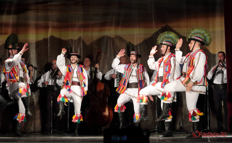 ansamblu folcloric poze dansatori costume traditionale romanesti
