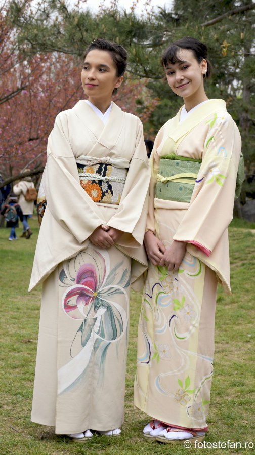 poza fete kimono gradina japoneza primavara