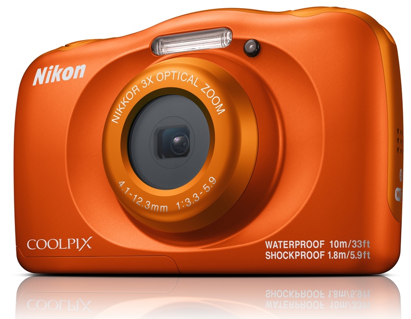 poza aparat foto compact orange rezistent subacvatic nikon w150