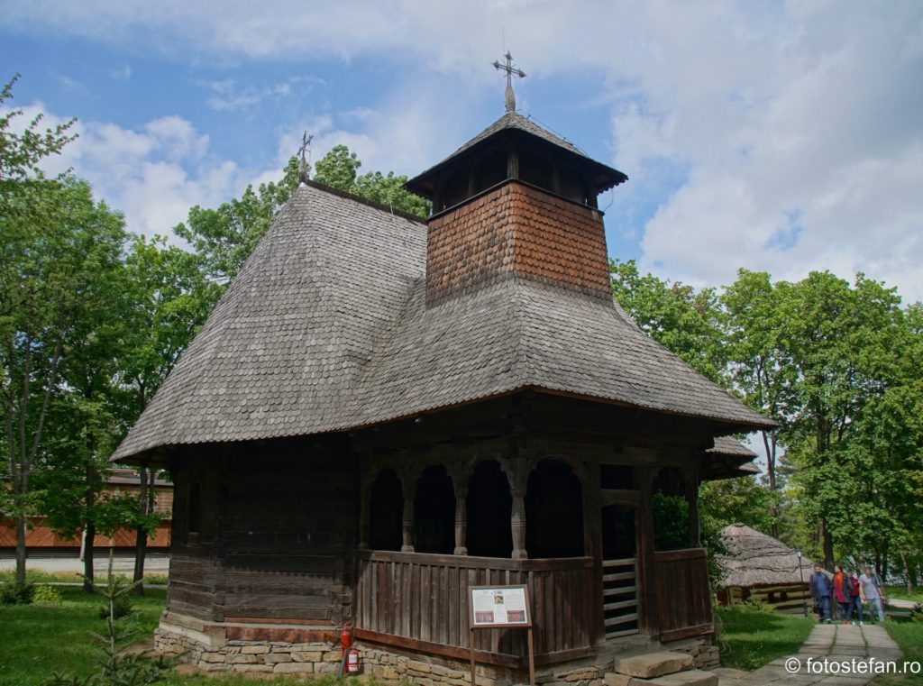 poza hdr biserica lemn muzeul satului bucuresti