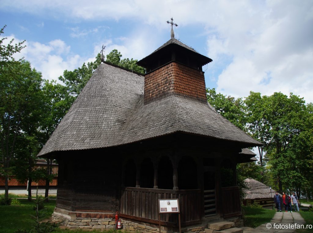 fotografie biserica lemn muzeul satului bucuresti