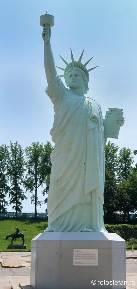 poza replica statuia libertatii muzeu brooklyn america