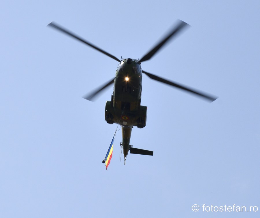 ziua aviatiei romane bucuresti poze elicopter tricolor steag