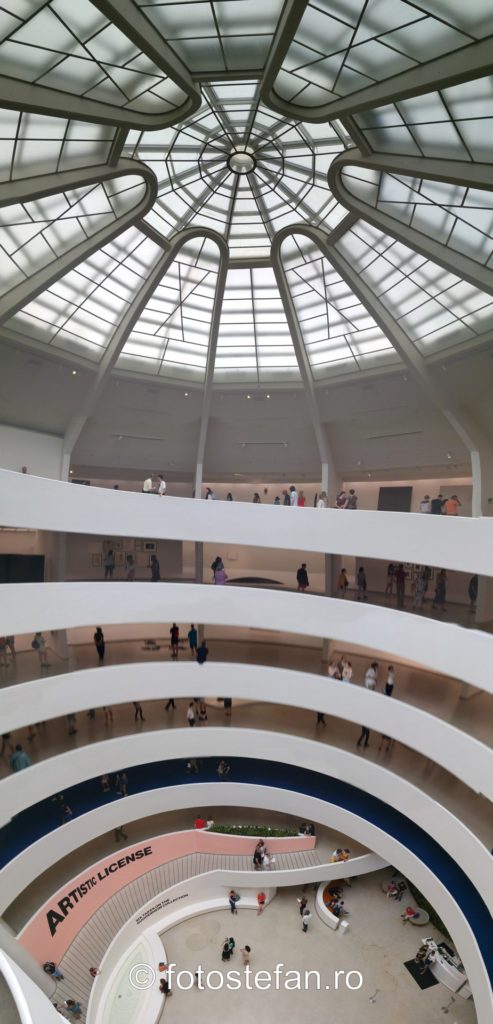 poza panoramica interior Muzeul Guggenheim din New York vizta america