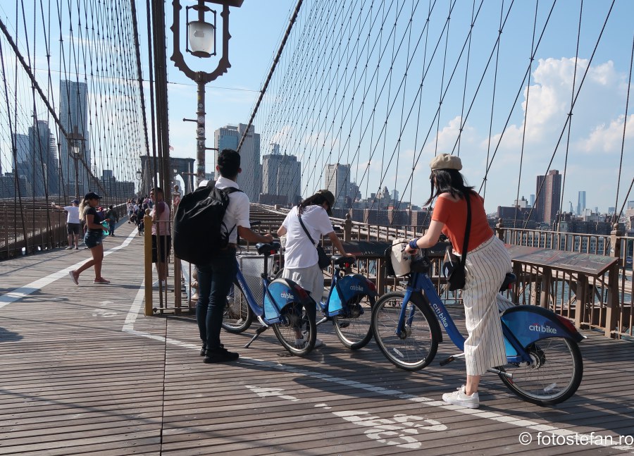poze biciclisti podul Brooklyn new york fotografii america