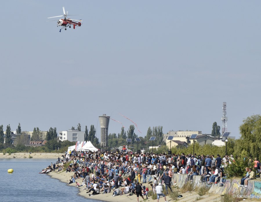 spectatori evolutie acrobatica elicopter Kamov Ka-26 fotografii