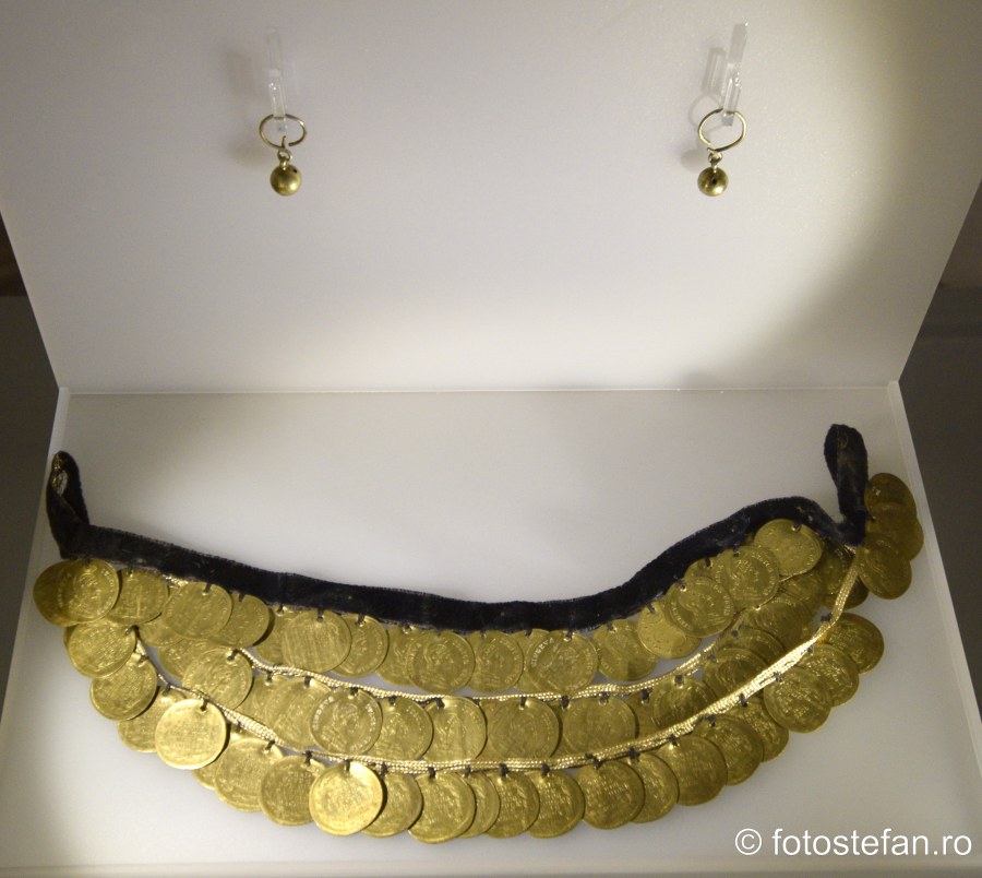poze colier monezi aur bijuterii muzeu bucuresti