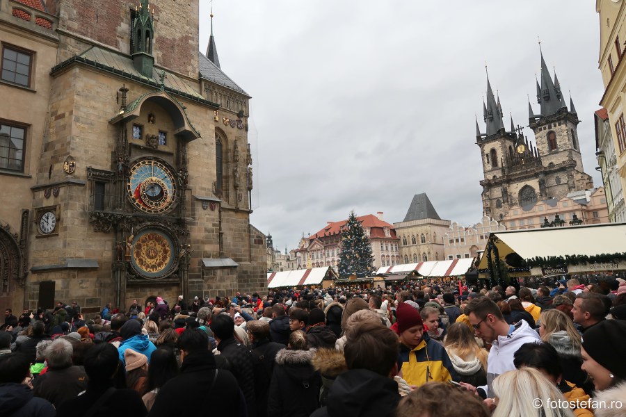 poze turisti praga ceasul astronomic piata orasului vechi